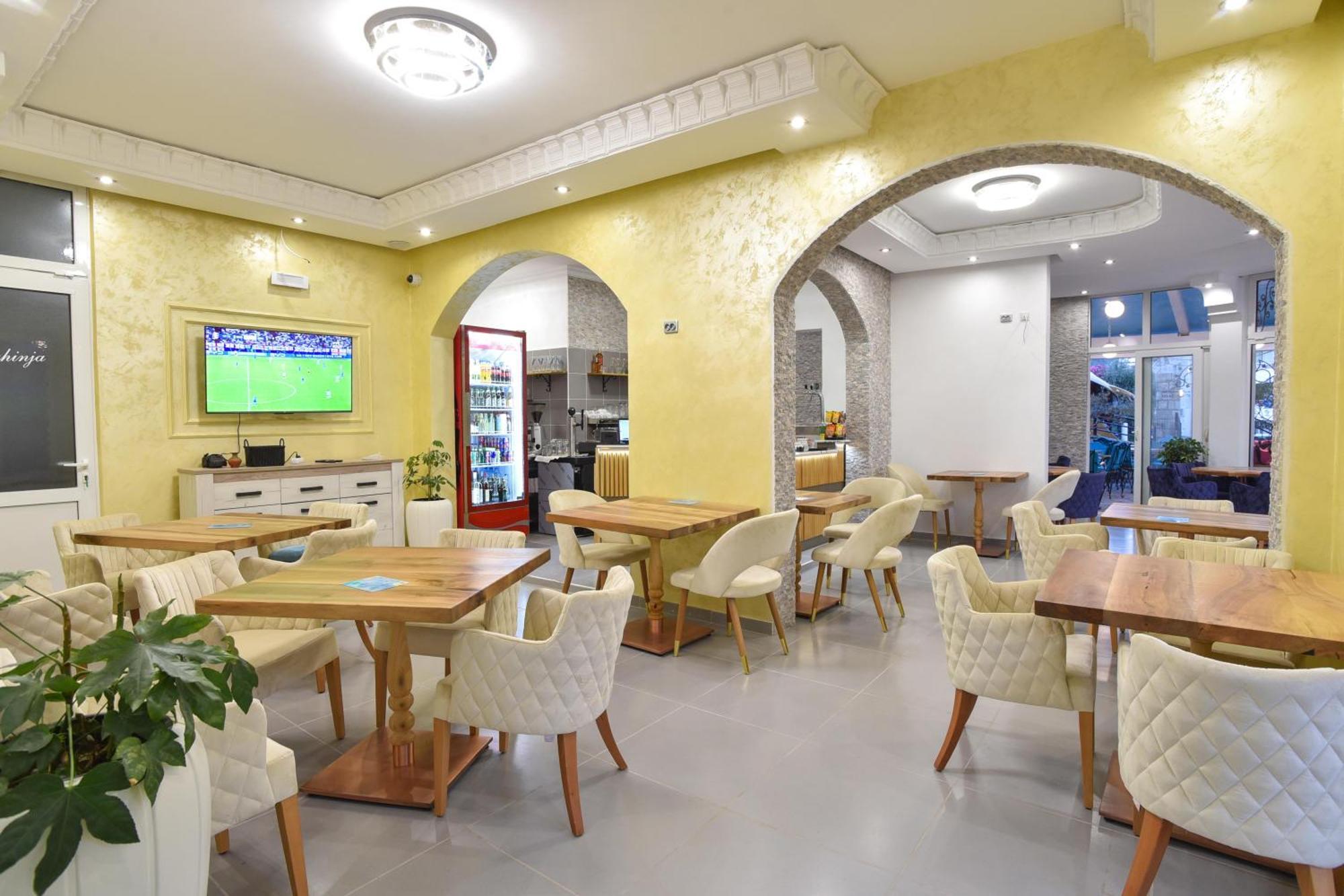 Hotel Galeb Čanj Екстериор снимка