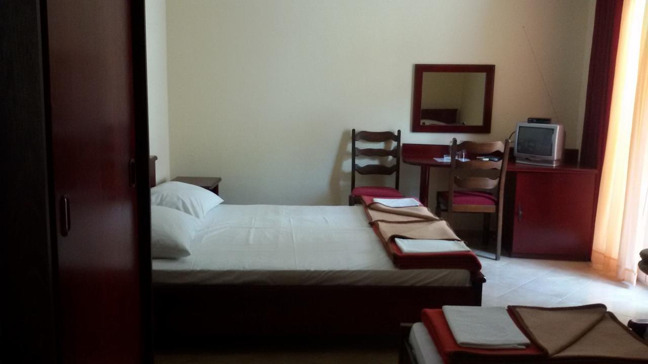 Hotel Galeb Čanj Екстериор снимка