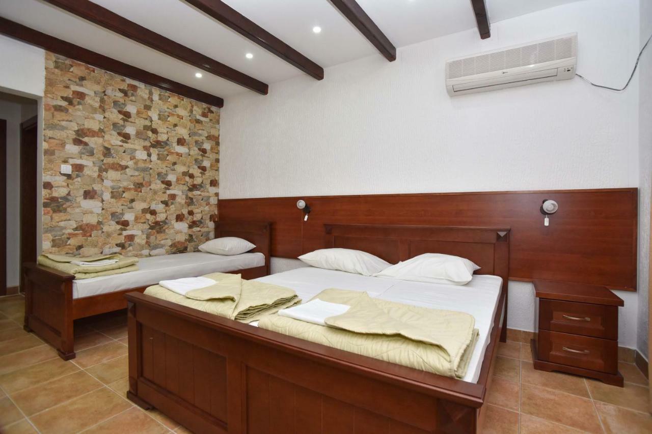Hotel Galeb Čanj Екстериор снимка